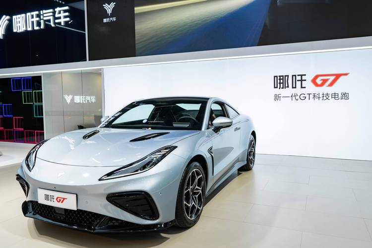 深圳30哪吒汽车在智能汽车领域的表现，领途汽车在新能源汽车市场中的影响力